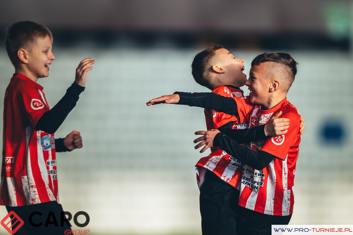smsrzeszow's tweet photo. 🚀 RESOVIA CZWARTĄ DRUŻYNĄ W POLSCE!

😍 #SMSRESOVIA wielkim się nie kłania.

8️⃣ zwycięstw, 1️⃣ remis i 5️⃣ porażek - z takim bilansem nasza drużyna z rocznika 2016 zajęła 𝗖𝗭𝗪𝗔𝗥𝗧𝗘 miejsce w 𝙲𝙰𝚁𝙾 𝙱𝙰𝚁𝙱𝙾́𝚁𝙺𝙰 𝙲𝚄𝙿 ⛏️ w Zabrzu, jednym z największych turniejów w 🇵🇱🔥 https://t.co/y1SrVU1879