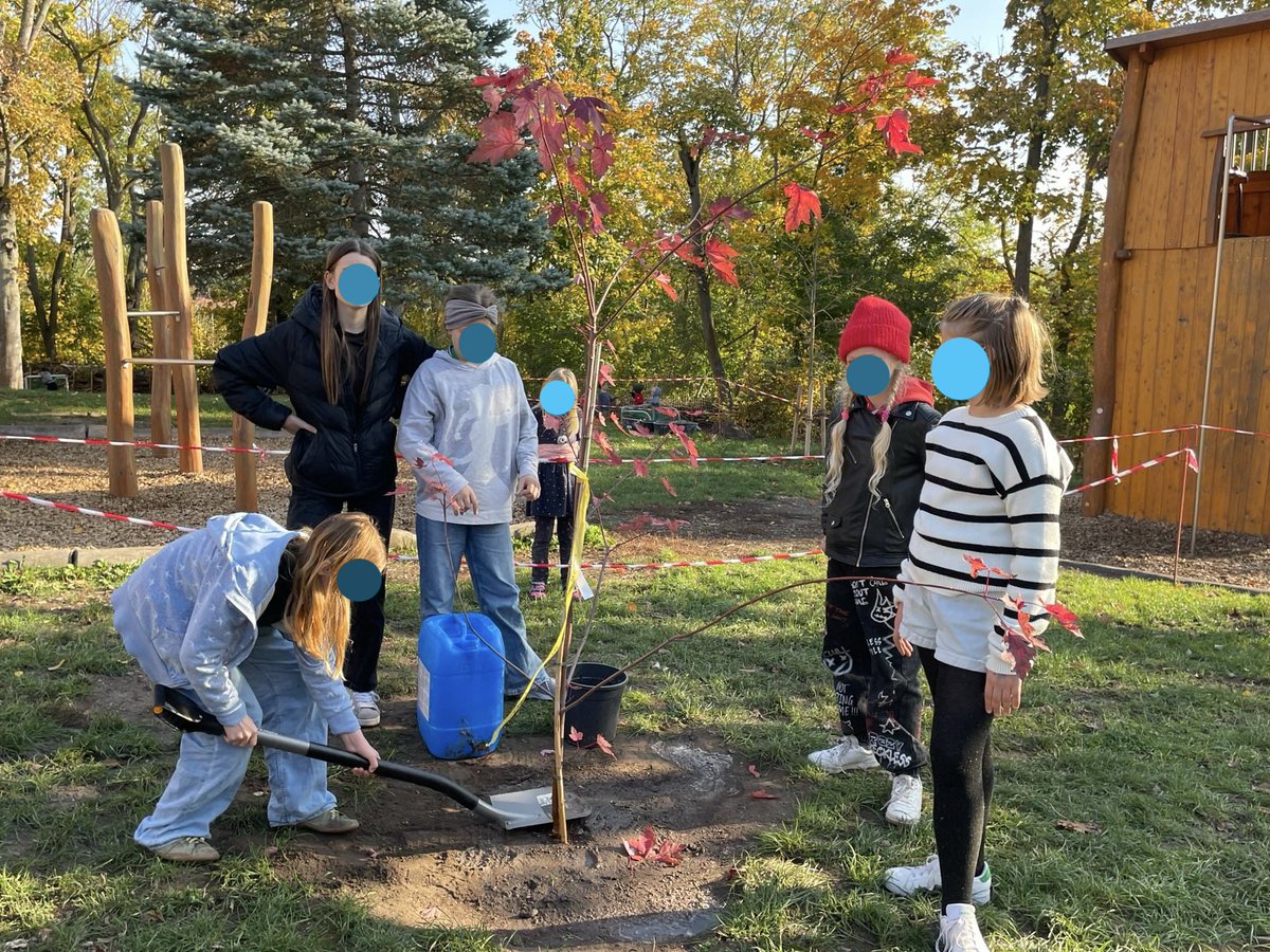 Geschafft. Voller Freude wurde noch vor dem Winter der Ahorn von den einstigen Wiesengeistern - ein Dank für ihre Grundschulzeit - in unseren Garten gepflanzt. Wir danken herzlich für das schöne &amp; nachhaltige Geschenk der Familien!
#Bildungshaus #Riesenklein #Halle #Baum #Danke