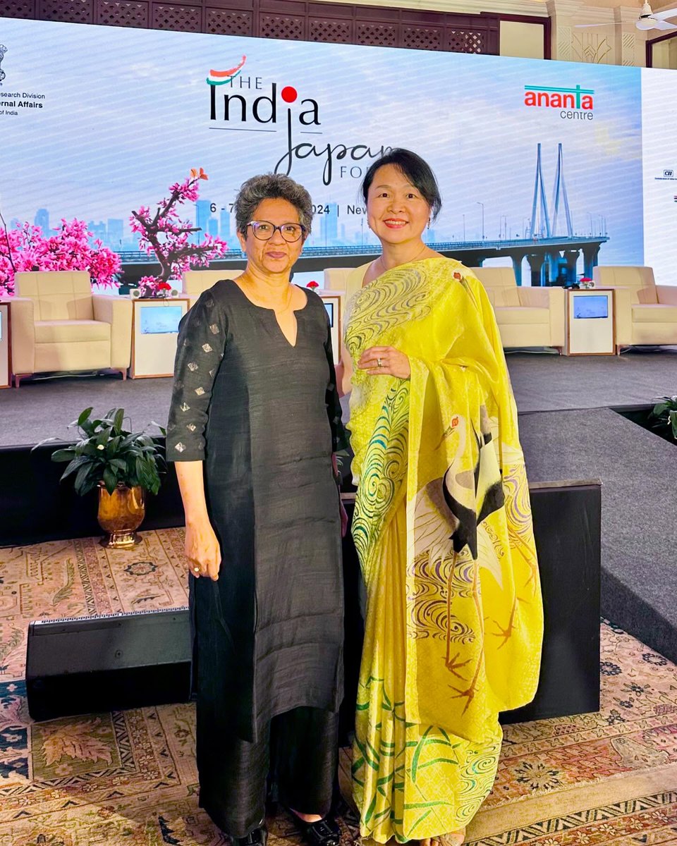 museindia's tweet photo. 🇮🇳🇯🇵 INDIA JAPAN FORUM 2024 日本とインドの外交フォーラム②我が未来のヴィジョンが見えた日

２日間のフォーラムは、無事に終了した。メインのセッションもさることながら、このような場においては、参加者との出会いが貴重だ。人々との出会いは量より質だと、日頃から思っている。しかし、稀有な出会いを実現するためには、然るべき出会いの場に身を置く必要がある。

年齢を重ねるほどに、関わる人々の数は蓄積されるが、果たして心通い合える友人知人がどんどん増えているかといえば、そうではない。「その場限り」が大半で、大切な関係性を繋げられる人数は、限られている。みな、それぞれのライフがあって、時間は有限。そんな中、短い間でも、心に響きあう会話ができる方に出会えるのは、幸運だ。

今回、ランチタイムやカクテル、ディナーの場において、そんな「幸運」を味わえた。「相手を尋ね、自分を語る」過程において、自分が今、この場にいる意味について思いを馳せる。

この１年間のわたしは、意識的に、人生の二周目に向けての精神的準備をしてきた。この先わたしはどうあるべきか、模索した１年の終わりの、まさにこのフォーラムの会場で、次なるヴィジョンが明確に浮かび上がった。いつかきっと具現化するために、これから動き始める。

🇮🇳

あたかも自分で切り拓いてきたかのように思える自分の人生だったが、いや、わたしのライフはあらかじめ定められたカルマというレールに沿って走ってきただけだったのかもしれない。そう思���ようになったのは、パンデミック時代、ロックダウンで引きこもっていたころに「自分史」を整理しつつ動画を作っていたころだ。

わたしがインドに至るまでには、自分の意志だったとは言い難い分岐点がいくつかあった。「ニューヨークへ渡った数カ月後の七夕の夜に、インド人男性と出会ったところから、それは始まった」……と、かつては思っていたが。

自分史を作る過程において、わたしが東京で住んでいた世田谷区用賀の「用賀」の語源が「ヨガ (Yoga)」だと知った。それに加え、用賀からニューヨークへ移る直前に引っ越した西葛西が、やがてインド人の街になったことなどを思うと、わたしの人生はニューヨーク以前から、インドに向かって助走していた気がする。

そして2003年12月。ワシントンD.C.のジョージタウン大学で、英語の勉強をやり直すべく３カ月の英語集中コースに通った時、研究論文をインドの新経済（インドの頭脳流出と頭脳還元／循環）と決めた。なぜそのテーマにしたのか。自分でもよくわからない。ともあれその時期、米国ではインド投資熱が高まり始めていた。

米ジャーナリストのトーマス・フリードマンがバンガロールに駐在し、毎週、ニューヨークタイムスにコラムを寄稿していたのもこの時期だ。彼はインフォシスのCEOだったナンダン・ニレカニ氏との対談の際に交わした言葉に着想を得て『フラット化する世界』というタイトルでの本を出版した。インドにおけるBPO（Business Process Outsourcing）の黎明期。経済誌でもインド特集が組まれ始めた。

「これからはインドの時代だ」と、思った。

2001年にインドで結婚式を挙げた時には「こんな国……住めない」と感じたのに。わずか３年後の2004年には、インド移住以外考えられなくなっていた。米国同時多発テロを身近に経験し、米国に対する感情が変化したことも理由のひとつだ。途轍もない情熱で夫を説得し、インド移住を決行し、2005年11月、バンガロールに移り住んだ。あれから19年。今、20年目を迎えている。

あのときの、自分でも説明がつかない情熱はなんだったか。自分の意思とは離れた場所で、インドへ行きなさいと、自動操縦されていたようにさえ思う。

🇮🇳

この20年間というもの。わたしはインド発、日本へ向けて、多くの仕事に関わってきた。特に最初の10年は、日本の広告代理店大手の研究開発局の方と、インド市場を多岐に亘って調査した。ほかにも、多彩な分野に亘るクライアントのニーズに応じ、そのときどきの時勢を映す調査を行ってきた。

クライアント仕事の調査は当然ながら内部資料であり公開はできなかったが、インド各都市を訪れ取材、調査し、人々をインタビューし、克明な資料を作り続けた数々の仕事は、わたしにとってかけがえのない経験と財産になった。

もちろん、インド人の家族親戚、そして友人に囲まれてのライフを通しては、通常、異邦人には見えにくいインドの表情を垣間見ることができる。むしろ外国人だからこそ、コミュニティの枠や境界を超えて、時にはイノセントに、好奇心のままに尋ね訪ねられる自由も享受してきた。

過去10年は、セミナーの機会を増やし、視察旅行者にインドの現状を伝えたり、あるいはオンラインミーティングで情報提供をしつづけてきた。しかし昨今、それらがあまりにも微力であることを痛感している。いくら量より質とはいえ、蒔いた種が萌芽している気配を知ることの方が圧倒的に少ない。

インドの歴史や地理、伝統、習慣、文化、ライフスタイル、精神世界……そして日本とインドの関係史。このようなことを知ることは、インドと関わる上で非常に重要だ。しかし、日本における「インド観」は、20年前と大して変わらぬまま、なかなかに遠い異国であるとの印象を受ける。

今回のフォーラムに参加して、その思いを益々強くする。自分の熱意が続く限りにおいて、やれることを形にしたい。

🇮🇳

２日目も、京友禅サリーを着用した。レモンイエローのやさしい色調。ブラウスは、手持ちのパールシー刺繍のサリーのブラウスを合わせた。色合いがほとんど同じで調和している。

２枚目の写真は、今回のフォーラムの主催者であるアナンタ・センターのCEO、Indrani女史。このフォーラムの実現に際しての、彼女の尽力は計り知れない。来年もまた、この会場でお目にかかれることを楽しみに……感謝。