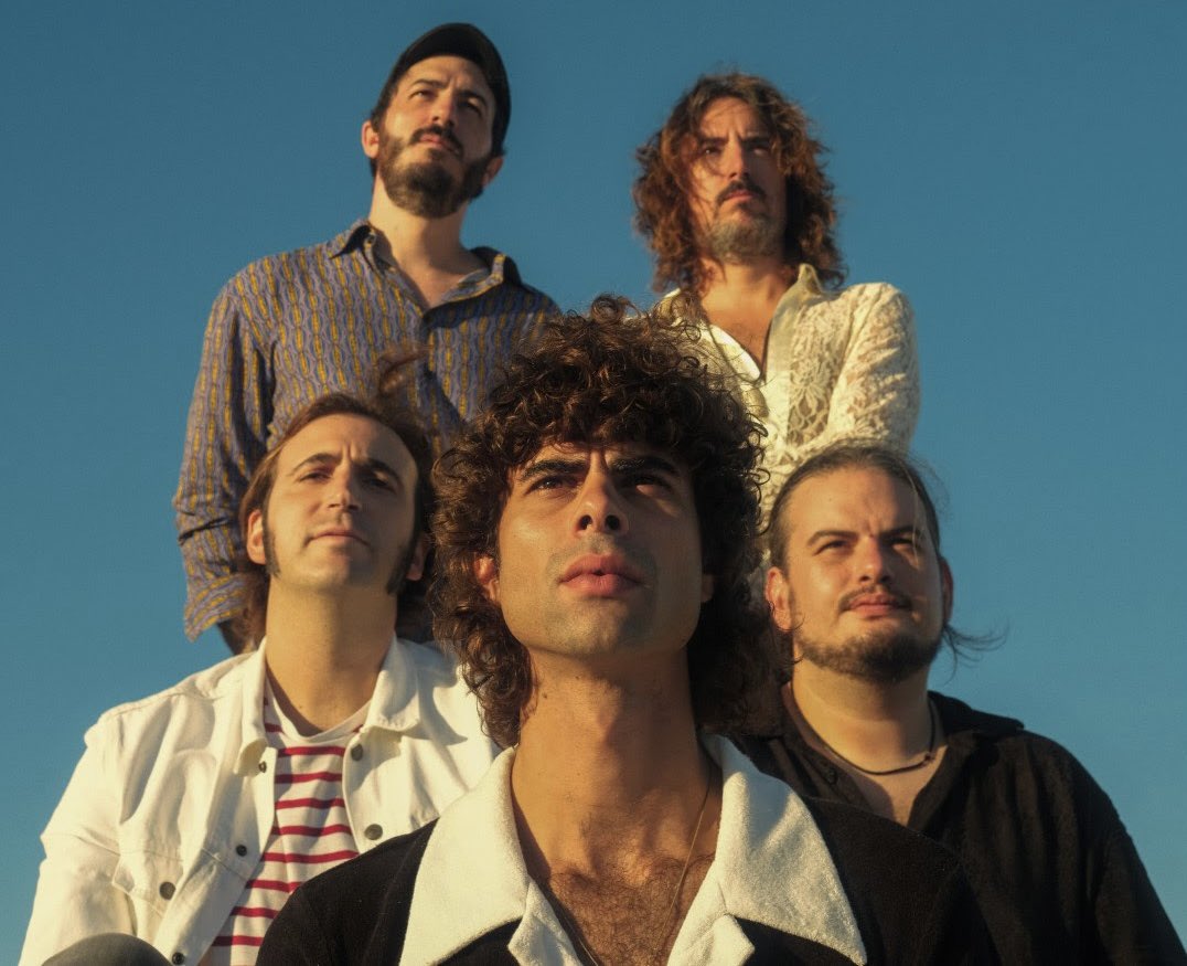 Turbo3r3's tweet photo. 👑 Nuestro homenaje a ‘Sheer Heart Attack’ de @QueenWillRock llega a su fin. Este martes 10 viviremos con emoción el último episodio junto a tres grandes nombres: @remetheband, @repionband y @sarria_musica. En @radio3_rne y con @EduMolinaIII. https://t.co/DFGUjyAdiL
