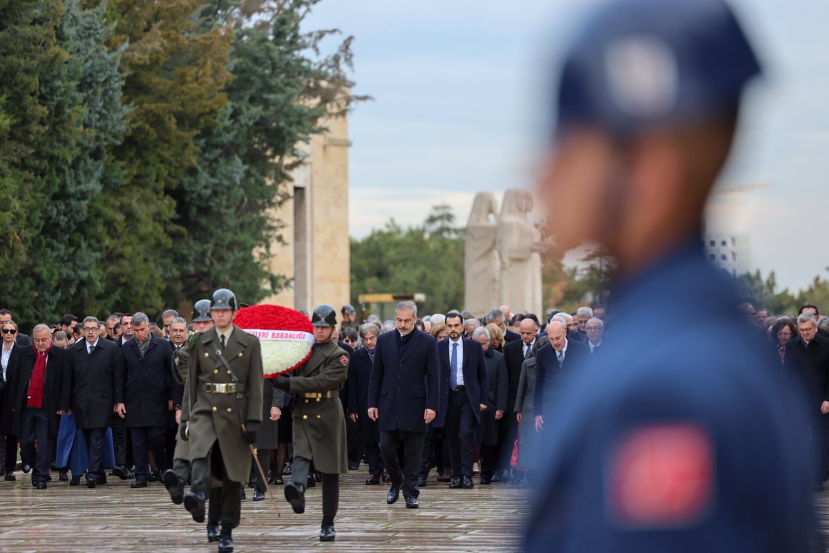 TC_Disisleri's tweet photo. XV. Büyükelçiler Konferansı vesilesiyle Bakanımız @HakanFidan, Bakan Yardımcılarımız ve Büyükelçilerimiz Anıtkabir’i ziyaret ettiler.

Cumhuriyetimizin kurucusu Gazi Mustafa Kemal Atatürk ve şehitlerimizi rahmet ve minnetle anıyor, aziz hatıralarını yad ediyoruz. 🇹🇷 https://t.co/fQp0I2Cke6