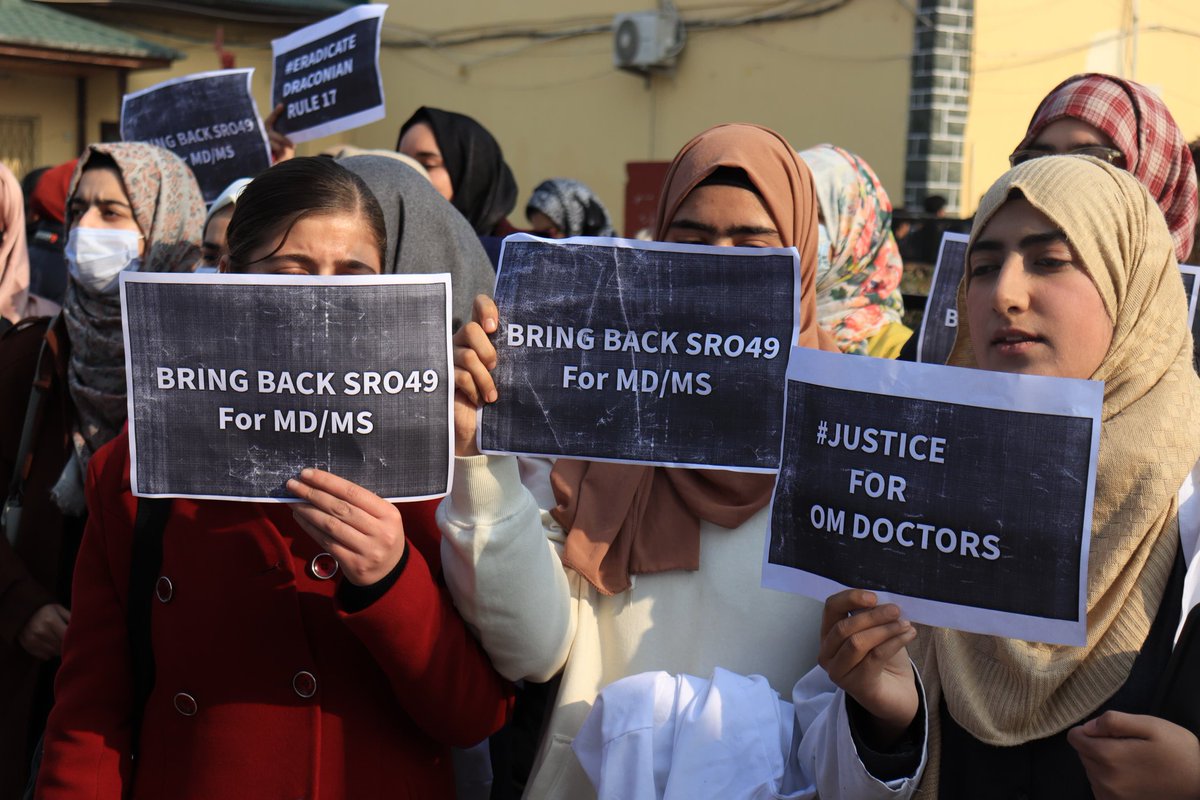 RisingKashmir's tweet photo. #inpics | Open Merit Doctors held Protest at GMC Srinagar, Demands justice. https://t.co/J0wxMCKXyx
