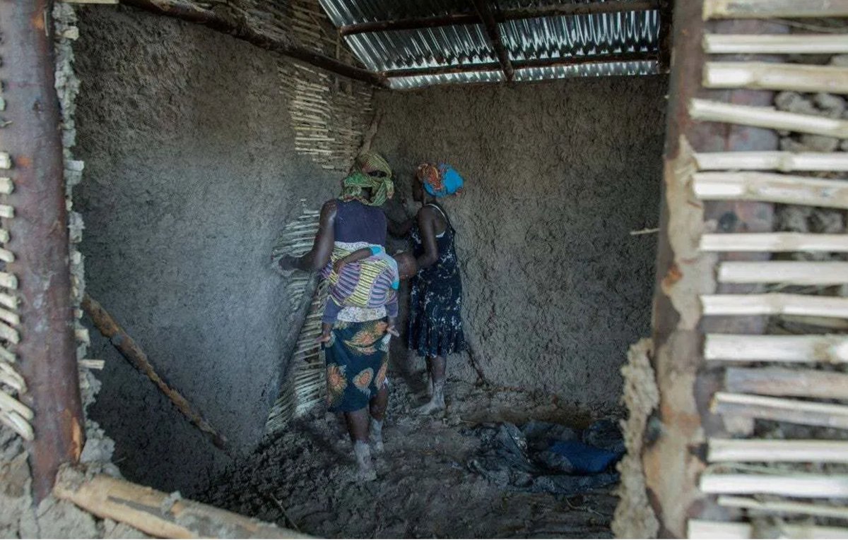 CAREECSARegion's tweet photo. #CycloneIdai left a trail of destruction, with 60,000 people displaced. But Mwaedza’s story proves that hope can triumph over adversity. With @CAREZimbabwe's support, she’s rebuilding her life, one brick at a time 🏠.
https://t.co/PhevcX54T8 #climatefinance https://t.co/tLiQOMc6C9