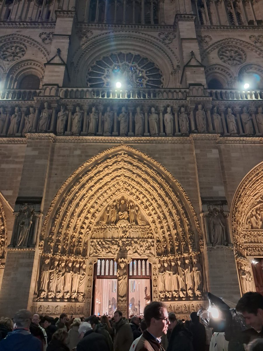 PaulTurban2's tweet photo. « Je t’ai aimée, ô beauté si ancienne et si nouvelle… Tu as appelé, tu as crié et tu as brisé ma surdité ; tu as brillé, tu as resplendi et tu as dissipé ma cécité ; tu as embaumé, j’ai respiré, et, haletant, j’aspire à toi… »

Nous y étions, et c'était beau... #NotreDame https://t.co/71NQ8SIvOr