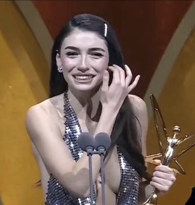 Bu kadın Türkler ermeni soykırımı yaptı dedi yaa bırakın ödülü, yan rol bile alamaması hatta tamamen sektörden silinmesi gerekiyordu ama nerede pkk sempatizanı, hain var biz onu ödüllendiriyoruz yazık cidden