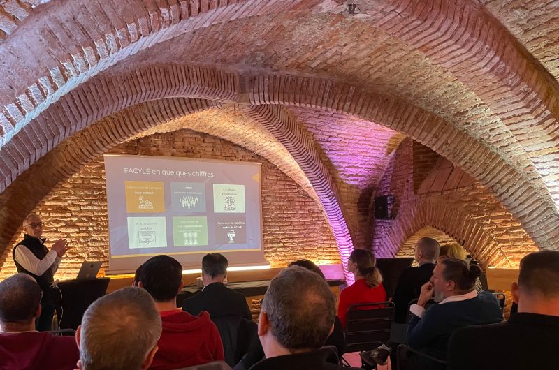 FACYLE1's tweet photo. C’était une salle comble  hier dans la ville rose, et les briques typiques du lieu ne laissaient  aucun doute sur notre localisation : Toulouse !
 
🎯 Rendez-vous fin janvier pour notre prochaine étape, au nord de la France, que l’on vous dévoile prochainement https://t.co/a0bs3iUsD1