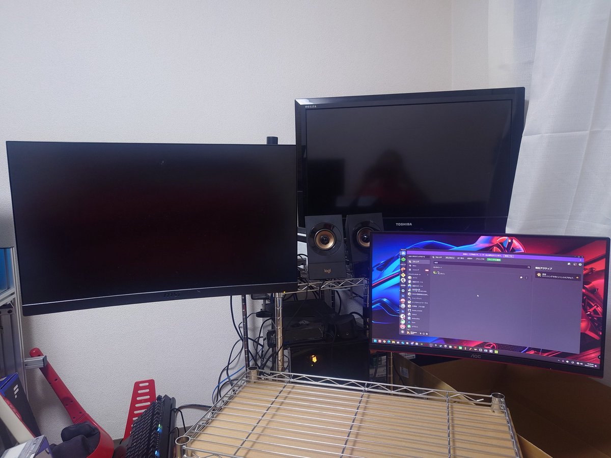 FD_INGRAM's tweet image. 引っ越して1週間。ようやくPC、ゲーム機、その他周辺機器の設置とネットの開通が完了。さすが10Gｂｐｓチョー速いｗ
これで収納関連の設置完了すればようやくハンコンに取り掛かれる、、、四十肩がようやく治る兆し見えてきたから早く設置してぇなぁ