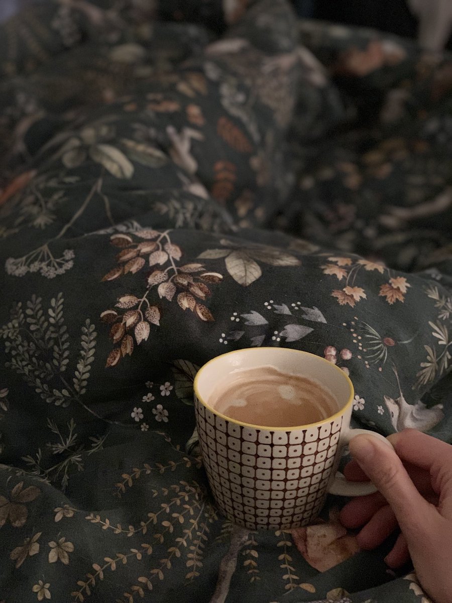 Ця моя понеділкова кава без присмака запізнень і купи задач, в оточенні людей яких дуже люблю. Такі цінні моменти які наповнюють дорогоцінною енергією. 
Доброго ранку.