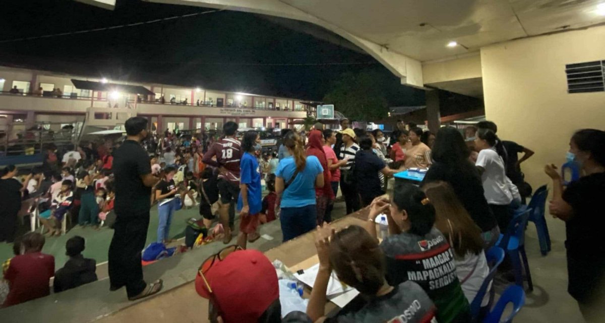 PIADesk's tweet image. Residents of Brgy. Mansalanao, La Castellana, Negros Occidental, have evacuated to St. Vincent High School following Mt. #Kanlaon’s eruption on Dec. 9, 2024. Evacuation centers are ready for displaced families from six nearby villages. | via @pnagovph 📷: Lumyen Castandiello