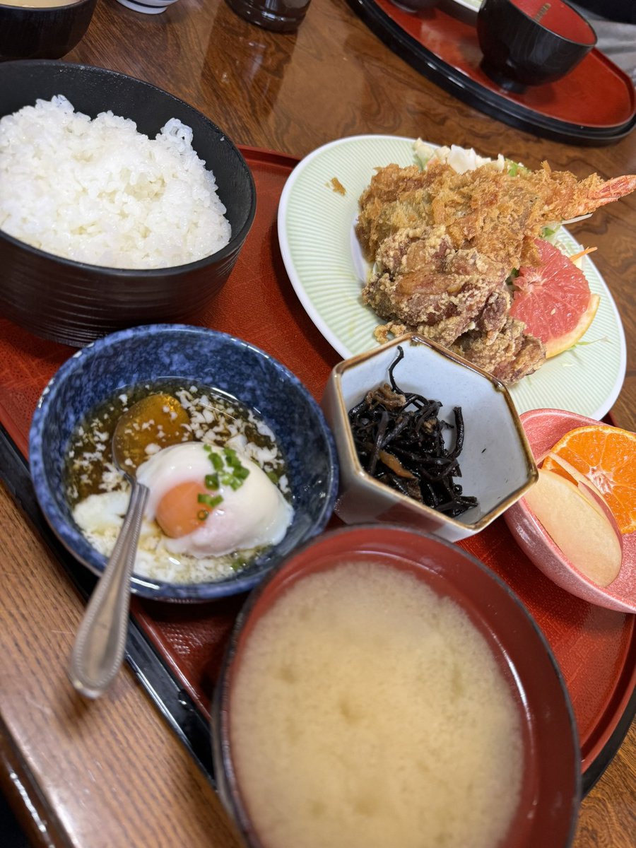 kuni_nabe_'s tweet photo. サーファーランチ🍙830円✨
温泉卵が美味い😋✨
泊まれる定食屋さん🌊 https://t.co/OogkJwKDTW