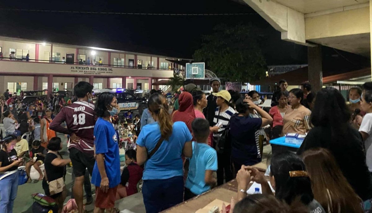 PIADesk's tweet image. Residents of Brgy. Mansalanao, La Castellana, Negros Occidental, have evacuated to St. Vincent High School following Mt. #Kanlaon’s eruption on Dec. 9, 2024. Evacuation centers are ready for displaced families from six nearby villages. | via @pnagovph 📷: Lumyen Castandiello