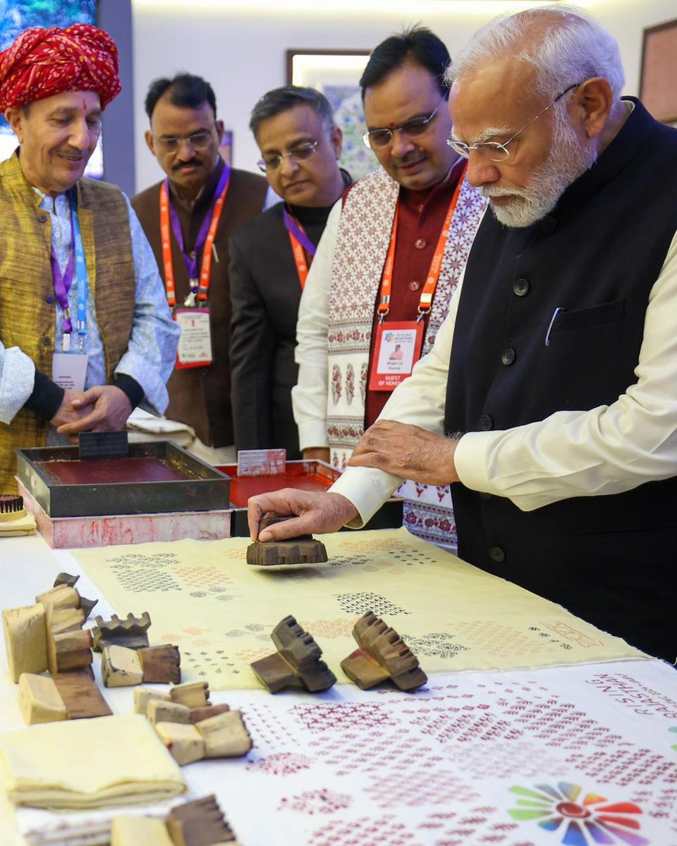 BJP4Rajasthan's tweet photo. प्रधानमंत्री श्री @narendramodi ने आज जयपुर में 'राइजिंग राजस्थान' ग्लोबल इनवेस्टमेंट समिट-2024 के प्रथम दिन आयोजन स्थल पर लगी प्रदर्शनी का अवलोकन किया। 

इस दौरान मुख्यमंत्री श्री @BhajanlalBjp, राज्यपाल श्री हरिभाऊ किसनराव बागड़े, उपमुख्यमंत्री श्री @DrPremBairwa सहित पार्टी के अन्य वरिष्ठ नेता, देश एवं विदेश के कई दिग्गज उद्योगपति उपस्थित रहे।

#RisingRajasthanWithModi