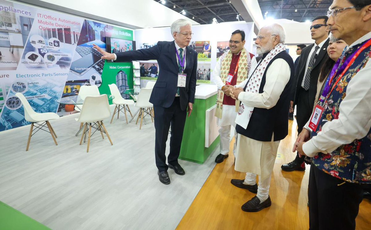 प्रधानमंत्री श्री <a href="/narendramodi/">Narendra Modi</a> ने आज जयपुर में 'राइजिंग राजस्थान' ग्लोबल इनवेस्टमेंट समिट-2024 के प्रथम दिन आयोजन स्थल पर लगी प्रदर्शनी का अवलोकन किया। 

इस दौरान मुख्यमंत्री श्री <a href="/BhajanlalBjp/">Bhajanlal Sharma</a>, राज्यपाल श्री हरिभाऊ किसनराव बागड़े, उपमुख्यमंत्री श्री <a href="/DrPremBairwa/">Dr Prem Chand Bairwa</a> सहित पार्टी के
