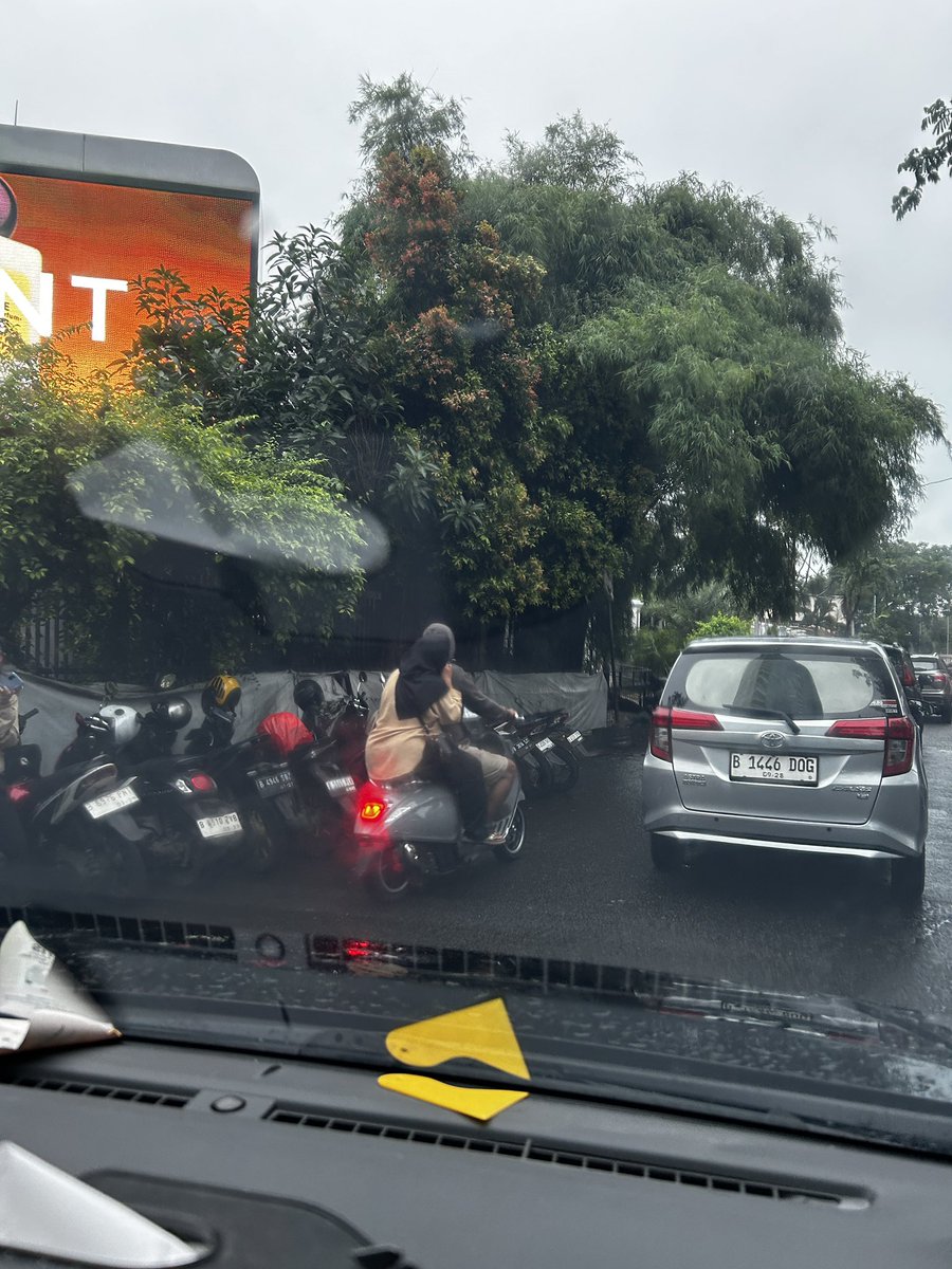 Parkir Liar belakang Pim 2 jalan kartika utama, pondok pinang Jaksel <a href="/DKIJakarta/">Pemprov DKI Jakarta</a> mohon di tertibkan