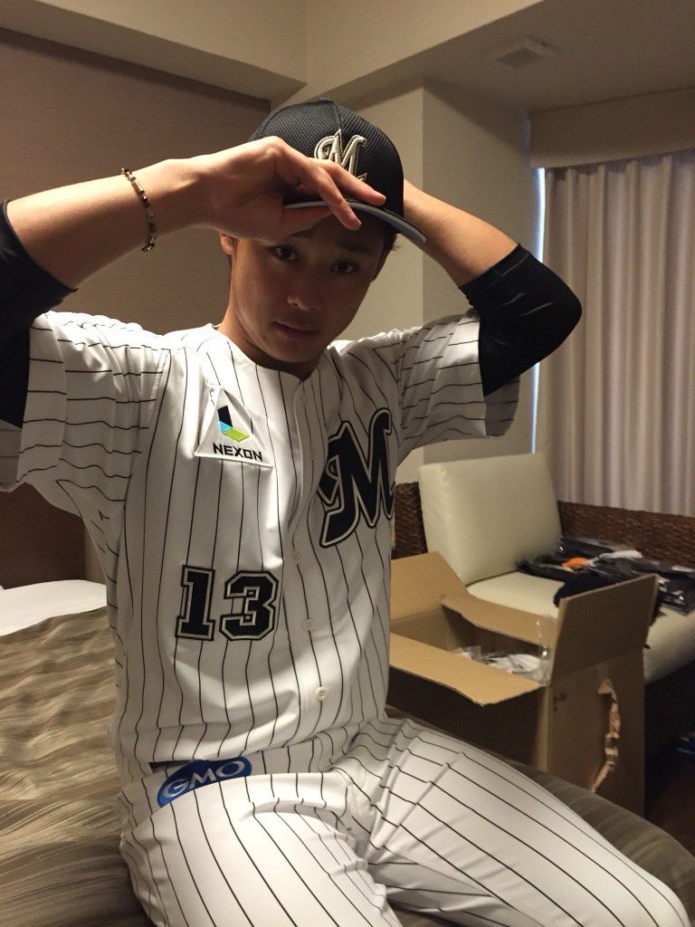 キャンプ初日の朝。 ユニホームに袖を通して嬉しそうだった #平沢大河