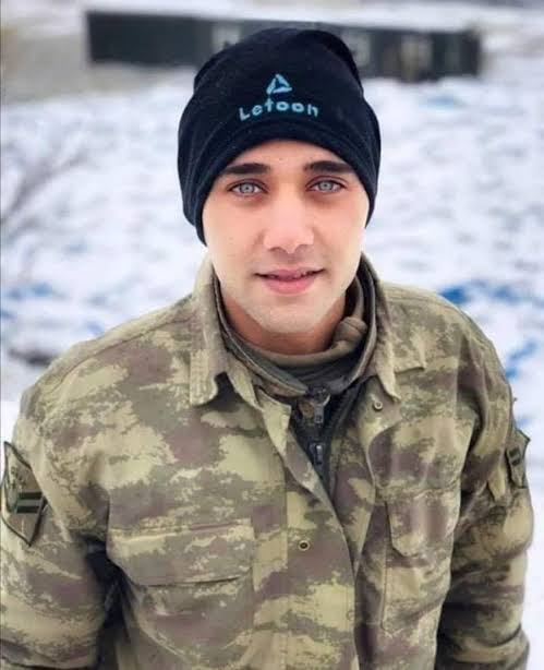 Şırnak'ta teröristlerce açılan ateş sonucu Jandarma Komando Er Murat Akman şehit olmuştu.

Çocuk Esirgeme Kurumunda büyüyen ve aldığı tüm maaşı esirgeme yurduna bağışlayan Akman’ın Türk milletine ölmeden önce yazdığı o mektup;

“Bu yazı bir Komando Er mektubudur ve siz bu mektubu