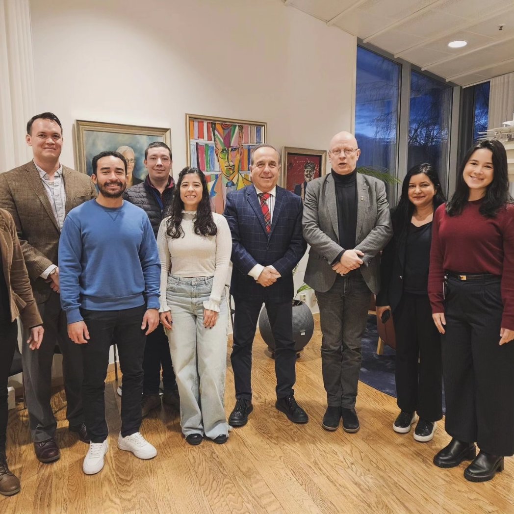 El 2 de diciembre de 2024, el Embajador Guillermo Reyes visitó la Universidad Tecnológica de Luleå. Se reunió con estudiantes colombianos y también conversó con el vicerrector Par Weihed, con quien se discutieron proyectos de cooperación e intercambios académicos.