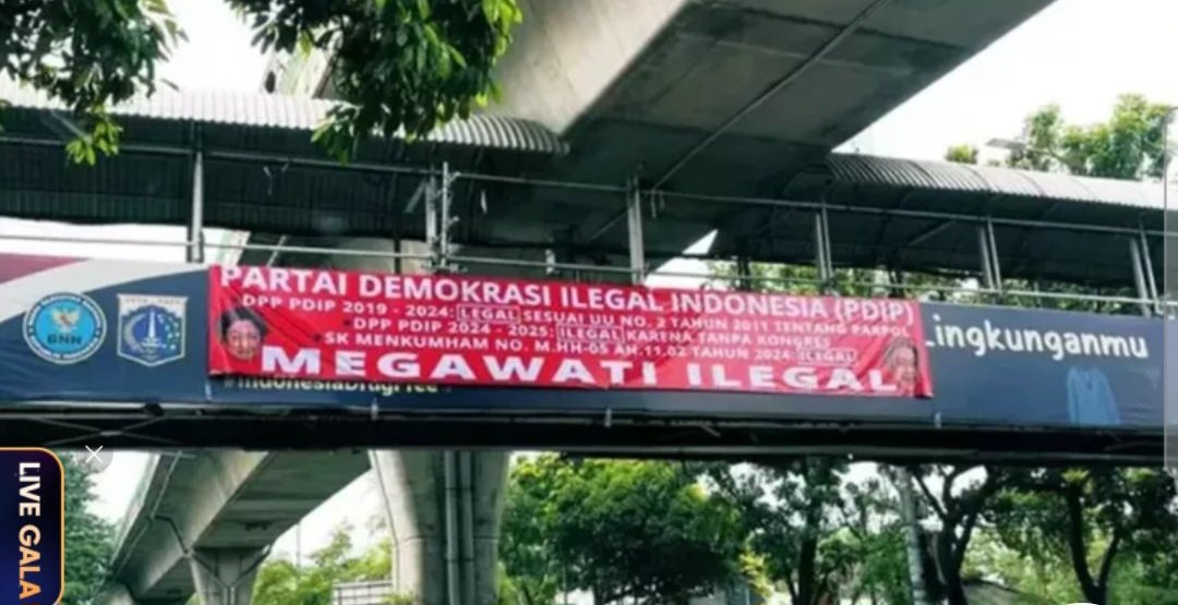 Setelah jokowi dikeluarkan dari <a href="/PDI_Perjuangan/">PDI Perjuangan</a> ,muncul spanduk Pdip Partai Ilegal.

Bayangkan betapa goblok nya orang yang membuat spanduk ini.  Menurut politisi pdip bang <a href="/deddysitorus/">deddy yevri sitorus</a> spanduk tsb dibuat oleh mereka yang sedang Cari Makan, Cari Muka serta Cari Jabatan..🔥 bang