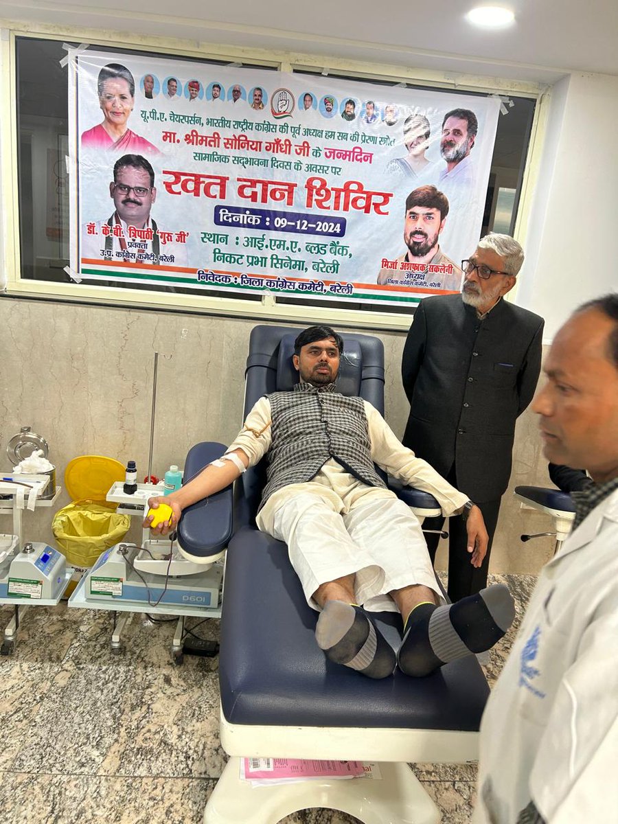 ASHFAQ_INC's tweet photo. लहू तो एक रंग है❤️

प्रेम, त्याग, और समर्पण की प्रतिमूर्ति कांग्रेस पूर्व अध्यक्षा श्रीमती सोनिया गांधी जी को जन्मदिन की हार्दिक शुभकामनाएं।
आज उनके जन्मदिन पर हमने रक्तदान किया ताकि प्रदेश के नफ़रत भरे माहौल में मोहब्बत का संदेश जाये। https://t.co/Wpku3icNhR