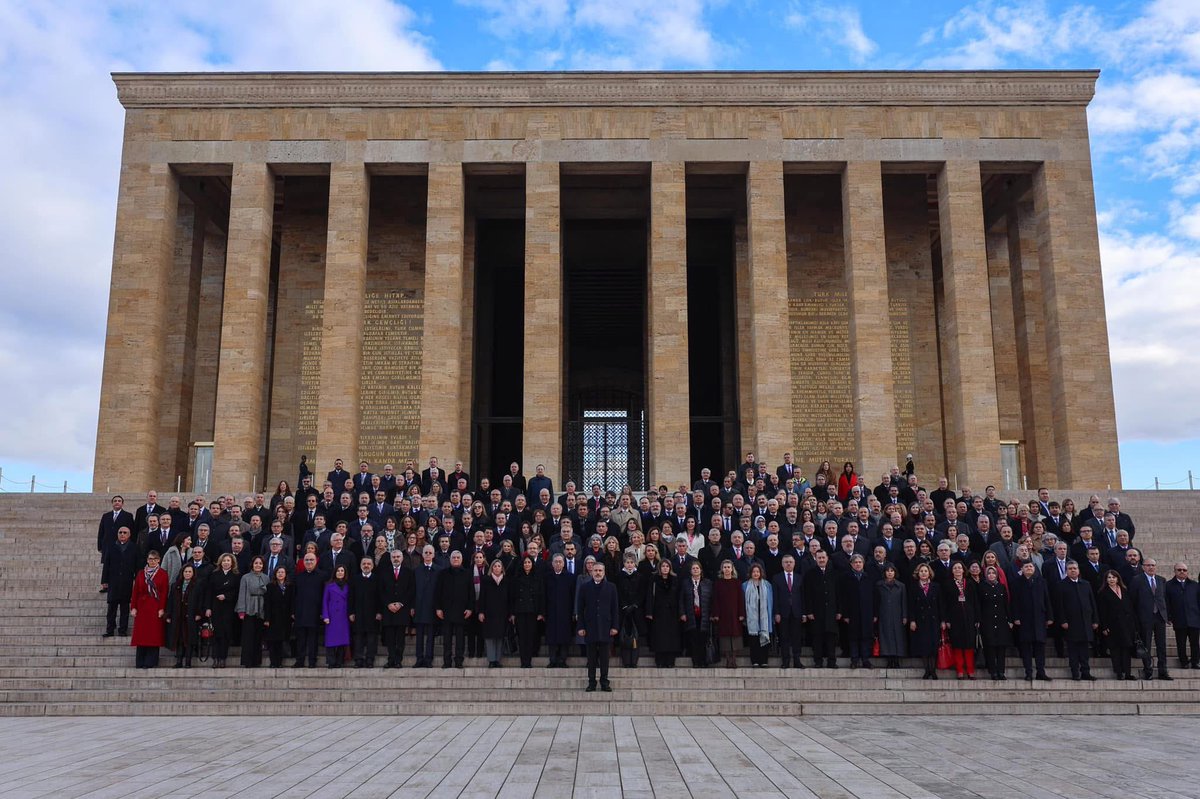 XV. Büyükelçiler Konferansının resmi açılışı öncesinde Cumhuriyetimizin kurucusu Gazi Mustafa Kemal Atatürk’ün manevi huzurunda.
Ambassadors Conference ‘24 
#BKON2024 🇹🇷