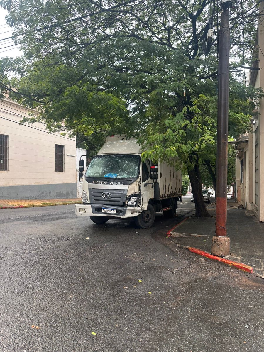 aalliana's tweet photo. @asu_transito criminal. Alguien va a salir lastimado. Nuestra Sra de la Asunción esquina Jejui. https://t.co/VrM8Kwn78r
