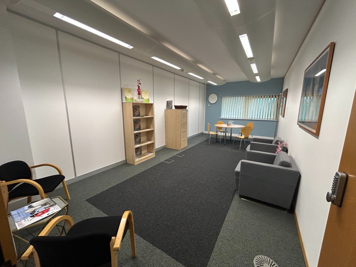 Basepoint_Chep's tweet image. Our lovely showroom office here at Basepoint Chepstow one of a few different offices here available to lease #ChepstowBasepoint #ChepstowOffices #Workspace #CoWorkingOffices #Meetingroom #DayOffice