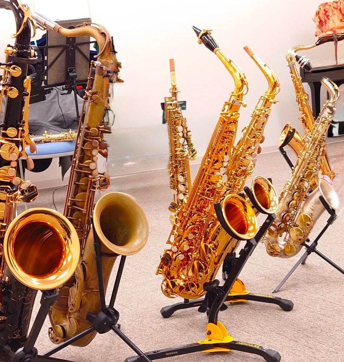 zero_sax's tweet photo. みんなセルマーは必ず持ってるのね🎷✨
4人のアンサンブルで出てる楽器は16本？
みんなで試奏会でした

12/21（sat）時の音フェスクリスマスLIVE
ゼロサク出ますのでヨロシクお願いします😆

ちゃんと全曲練習しましたよーお楽しみに🎷

#selmer
#SIRIE2
#SIRIE3
#MARK6
#millenniumedition
#supreme https://t.co/Edvp1GvA1t
