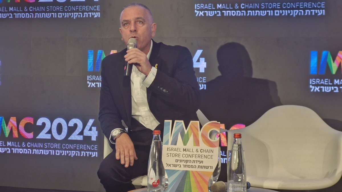 businessisrael's tweet photo. שחר תורג'מן, נשיא איגוד לשכות המסחר, בוועידת הקניונים ורשתות המסחר באילת: "אני רוצה לומר לכל מי שמתעלל או מציק למגזר העסקי, יש לו עסק אישי עם לשכת המסחר ואיתי. אנחנו כאן כדי לשמור על המגזר העסקי, חברו�� קטנות כגדולות. חגיגת 'עוכרי הדין' בתובענות הייצוגיות תסתיים, המאבק על מיסוי הרווחים הכלואים בשיאו וצר לי מאוד שאין הבנה במשרד האוצר עד כמה הפטור ממע"מ ביבוא אישי פוגע במגזר העסקי, בעיקר בחנויות הרחוב והעסקים הקטנים, גם במאבק הזה לא נאמרה המילה האחרונה"

@ShacharTurjeman