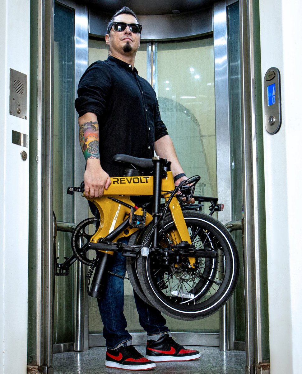 RevoltBikesNL's tweet image. Say goodbye to bulky bikes! The Revolt Folding E-Bike folds down to fit easily in your car trunk, elevator or closet. Convenience redefined! 🚗🔄🚲 #CompactConvenience #EasyTransport #RevoltBikes #FoldingEbikes #JoinTheRevolt l8r.it/CUMR