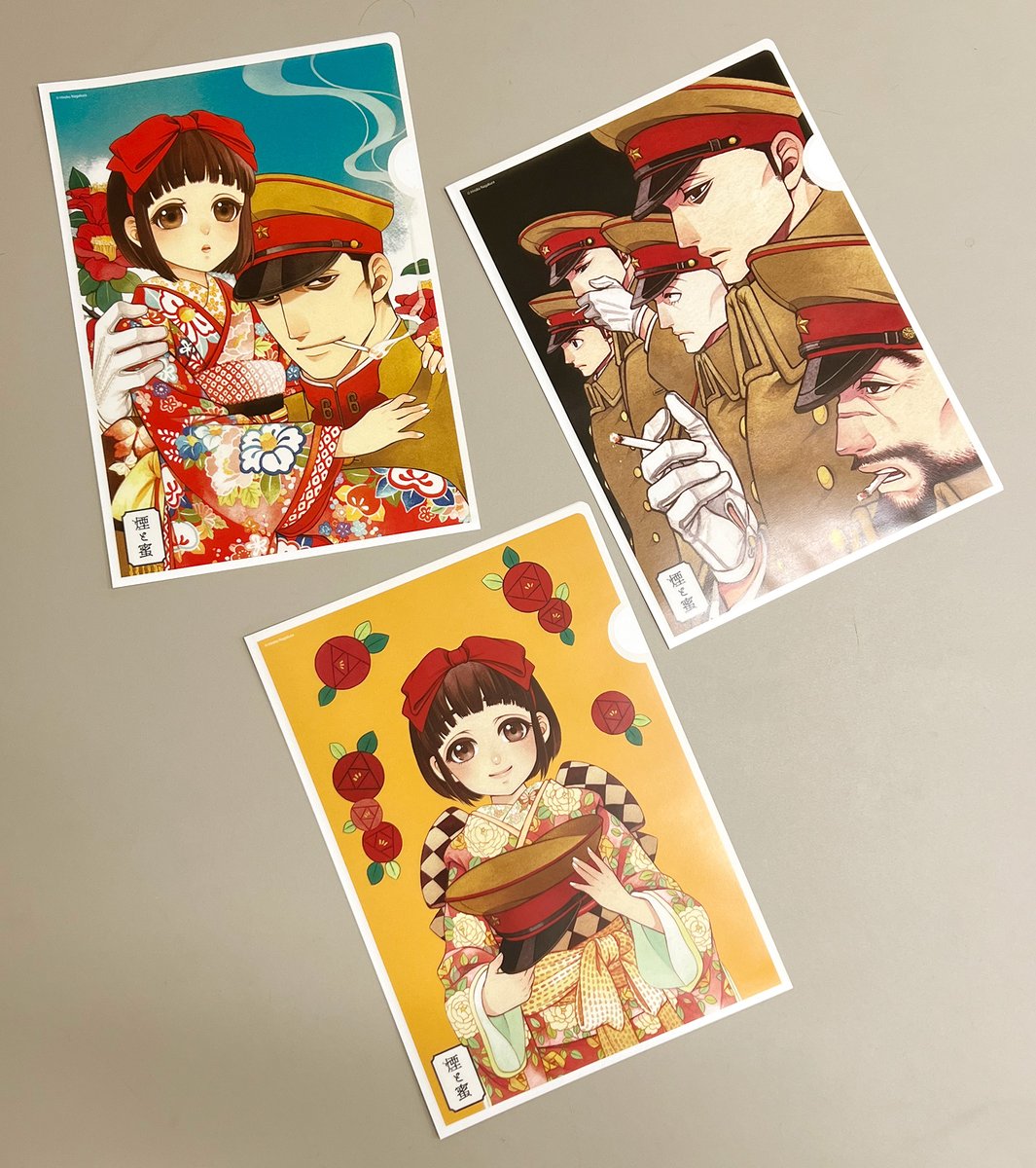 /
『#煙と蜜』グッズ各種、再入荷🎉🎉
\
好評のため品切れが発生していたグッズですが、先週末から再入荷されています。描き下ろしイラストによるアクスタや手ぬぐい、缶バッチはもちろん、ポストカードやトートバッグなどおすすめの品ばかり!