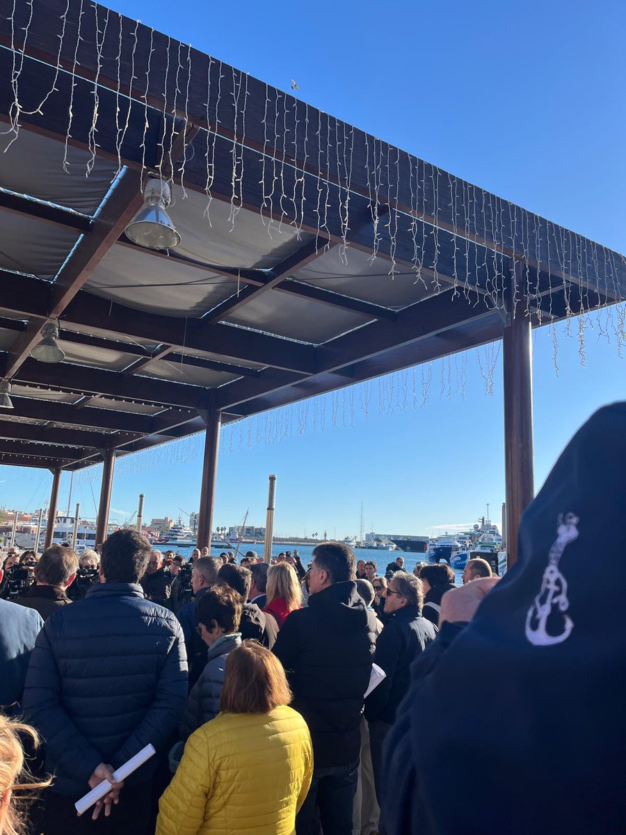 🐟 Aquest matí hem estat presents a la lectura del manifest que els pescadors han fet davant de la Confraria de Pescadors de Tarragona.

🛥️ La pesca d'arrossegament del Mediterrani està en perill i la Comissió Europea ha d repensar la seva proposta de normativa

✊🏻 Amb vosaltres!