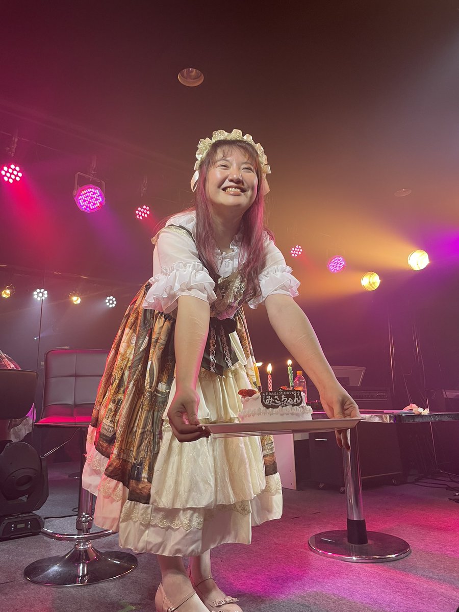 misacyanohen's tweet photo. そしてお誕生日おめでとう！いくつになっても可愛い笑顔と可愛いお洋服でいてくださいね🎂

#藍川美彩 https://t.co/JacqQmOMa7