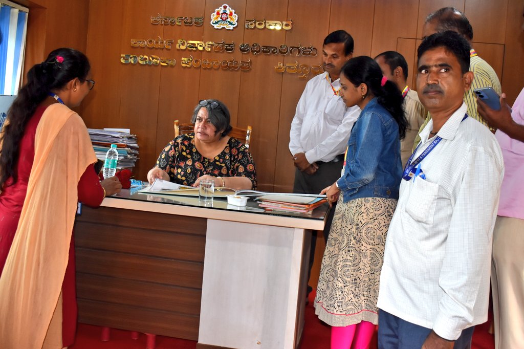 ಮಾನ್ಯ ಅಪರ ಮುಖ್ಯ ಕಾರ್ಯದರ್ಶಿಗಳು ಗ್ರಾಮೀಣಾಭಿವೃದ್ಧಿ ಮತ್ತು ಪಂ.ರಾ ಇಲಾಖೆಯ ಶ್ರೀಮತಿ ಉಮಾ ಮಹಾದೇವನ್ ಮೇಡಂ ಅವರು ಇಂದು ಬೆಳಗಾವಿ ಜಿಲ್ಲೆಯ ಚ.ಕಿತ್ತೂರು ತಾಲೂಕು ಪಂಚಾಯತ ಕಾರ್ಯಲಯಕ್ಕೆ ಭೇಟಿ ನೀಡಿದರು.
ಈ ಸಂದರ್ಭದಲ್ಲಿ ನರೇಗಾ,ಕೂಸಿನ ಮನೆ,ಗ್ರಂಥಾಲಯ,NRLM ಯೋಜನೆ  ಪ್ರಗತಿ ಪರಿಶೀಲನೆ ನಡೆಸಿದರು. <a href="/MgnregsK/">MGNREGS KARNATAKA</a> <a href="/MgnregsB/">MGNREGS-BELAGAVI</a> <a href="/ZP_Belagavi/">Belagavi Zilla Panchayat</a>