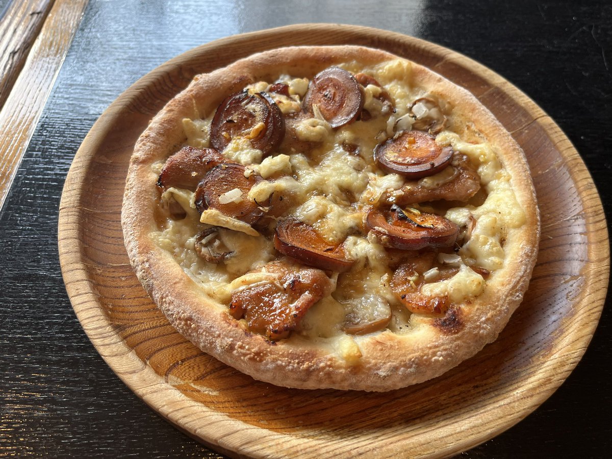 本日の星乃ヨウさんおすすめピッツァ🍕

🇺🇸アメリカンピザを🇯🇵日本風にアレンジ
🐓テリチキタマ🐔

（ラジオ実況中📻）
#らじちょこ 
#星乃ヨウ 
#FMからつ