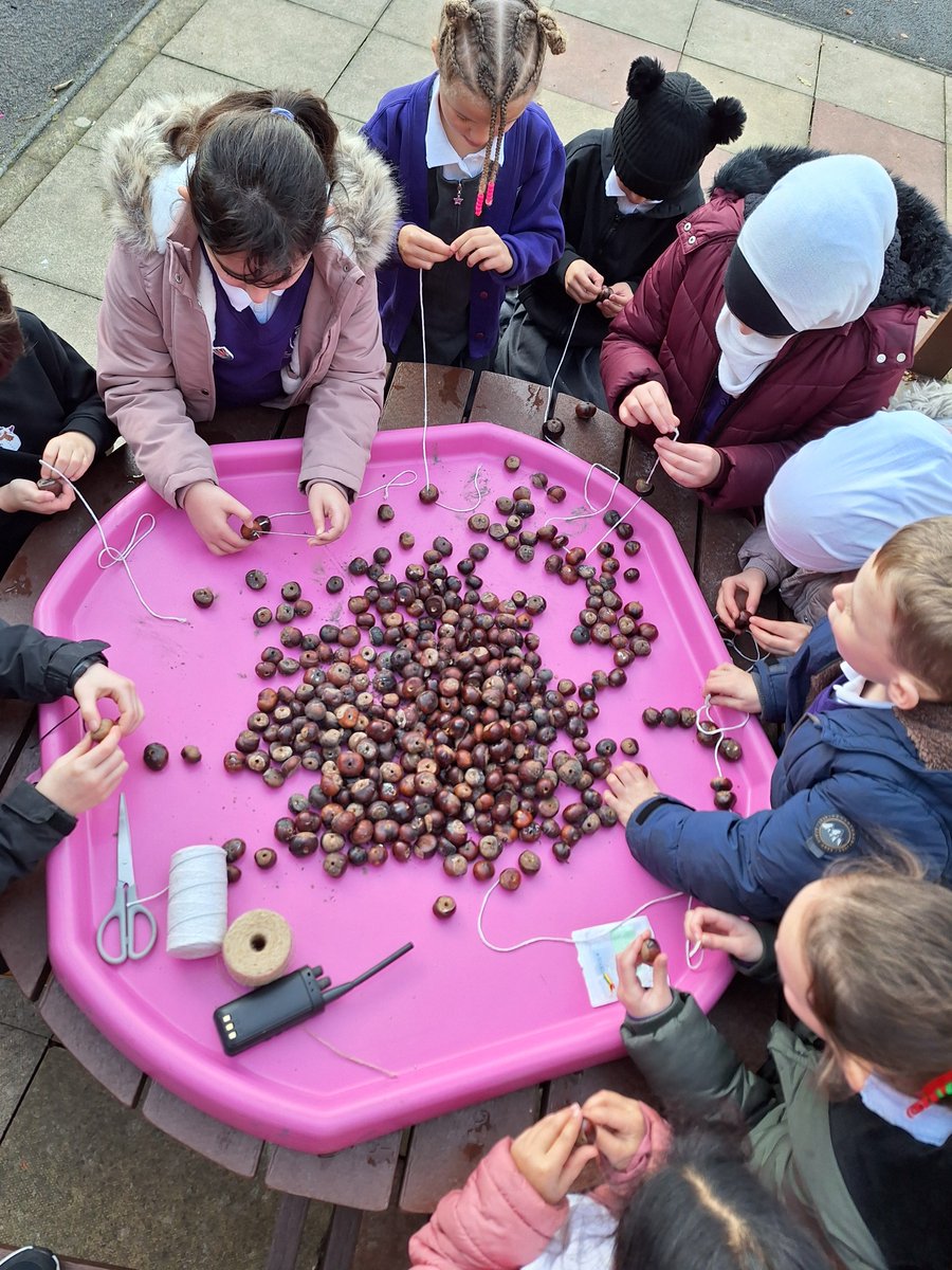 AlwoodleyPS's tweet image. Using our conkers to make necklaces, bracelets and fidget toys during @OPAL_CIC @AnaArdelean13 #conkers #creative