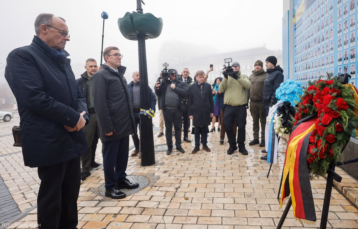 Gemeinsam mit dem estnischen Ministerpräsidenten <a href="/KristenMichalPM/">Kristen Michal</a> legen <a href="/_FriedrichMerz/">Friedrich Merz</a> &amp; <a href="/JoWadephul/">Johann Wadephul</a> Blumen am Michaelsplatz in Gedenken an die im Verteidigungskampf gefallenen Soldatinnen und Soldaten nieder.