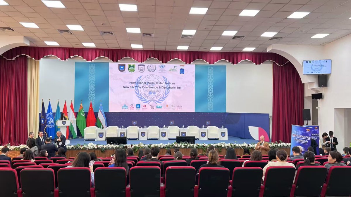 ShaanxiMoments's tweet image. 🍀Students and teachers from Xi’an International Studies University joined Central Asian youth at the Silk Road Model UN! 🌈Through debates and collaboration, they forged connections and charted a vision for a sustainable future. 🌸Friendship and ambition lit the way! 👀#ModelUN…