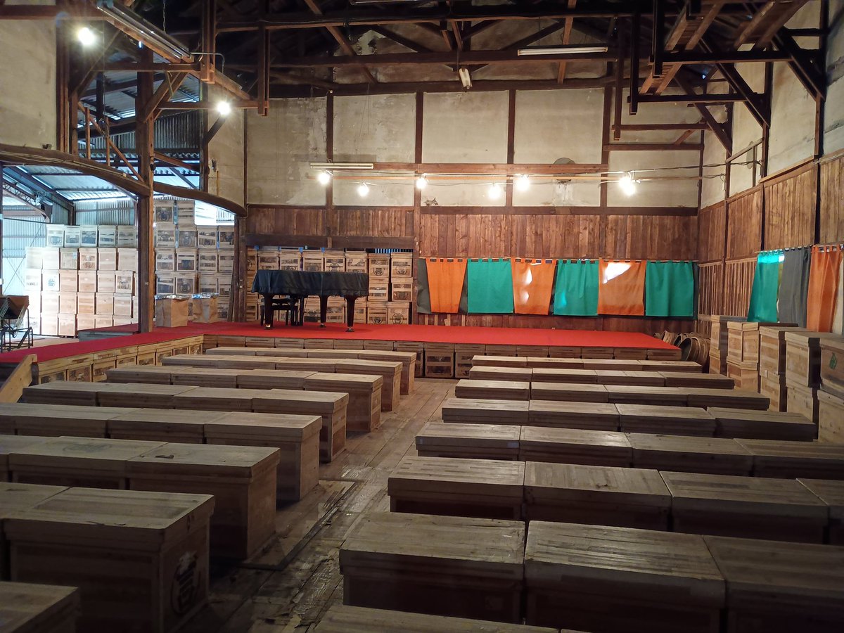 Fuyu_Nao's tweet photo. わざわざ開けて見せて頂いた、一言さんの弾き語り会場。木造の匂いがしていて、懐かしい気持ちになる場所。お茶の木箱が椅子になってる。防音されているわけではないから、弾き語りくらいしかできないんですね。
#AVMS 
#MusicInnFujieda 
#ゴッチさん 
#音楽のまち藤枝 
#蔵ファン https://t.co/Uqxqg6QxJ3