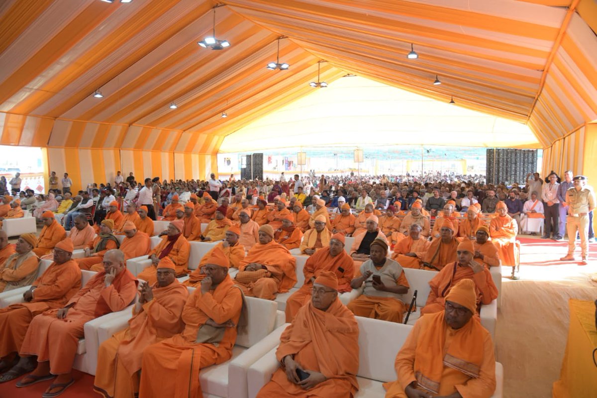 મુખ્યમંત્રી શ્રી ભૂપેન્દ્રભાઈ પટેલ તેમજ બેલુર મઠના પરમાધ્યક્ષ પૂજ્ય સ્વામી ગૌતમાનંદજી મહારાજના વરદ્હસ્તે આજે અમદાવાદ જિલ્લાના સાણંદ તાલુકાના લેખંબા ગામે શ્રી રામકૃષ્ણ મઠના નવનિર્મિત પ્રાર્થના ખંડની પ્રતિષ્ઠા તેમજ સાધુ નિવાસ અને ભોજનશાળાનું લોકાર્પણ કરવામાં આવ્યું હતું.

માનનીય