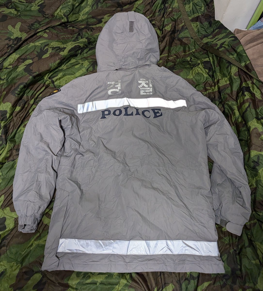 holidaystar11's tweet photo. 경찰 혹한파카
韓国警察の極寒用パーカー
korea police parka for extreme cold weather

#경찰 #韓国警察 https://t.co/jgXxGCKRhg