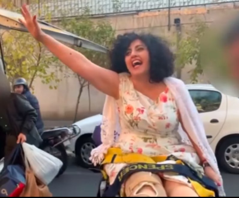 زندانی های اسد رو دیدید؟ دلیل حمله ما به افرادی که اسمشون هر روز در رسانه ها  مطرح میشه و با گل و‌ چیتان پیتان از زندان مرخصی و عفو‌ میگیرند  اینه که این افراد باعث میشند حساسیت و فشار جهانی روی زندان های ایران کم بشه و هزاران زندانی و مبارز واقعی هرگز صداشون به جایی نرسه.