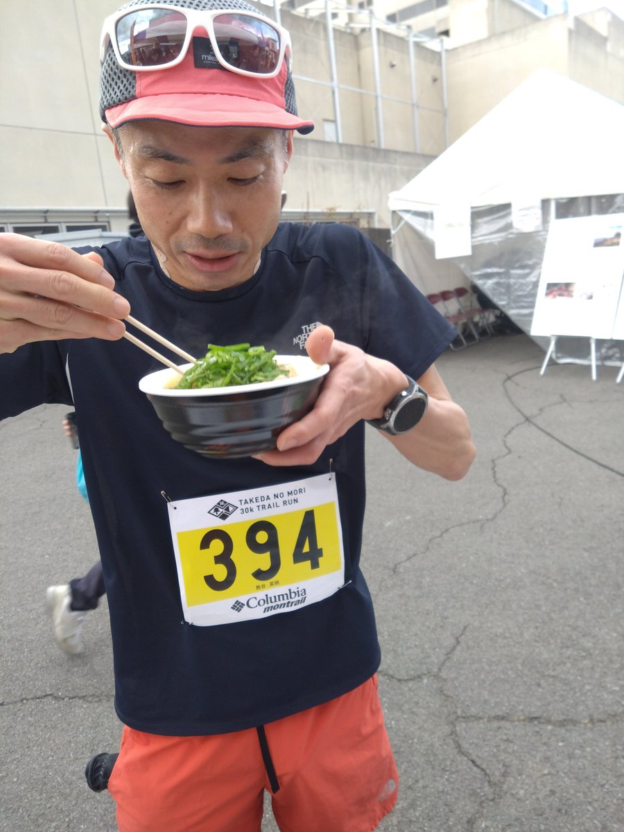 6te8cd's tweet photo. 2025最終レースは、武田の杜トレイルへ。
走れるトレイルは自分の大好物、とても気持ち良くRun💨
ゴール後のほうとうが疲弊した体に染み渡る、旨し🍲
タイムは去年より落としたけど順位は🆙　コース変更の影響かな？
1日明けたら12km地点で捻った右足首が…　赤く腫れてきて痛い。しばらく休足しよ。 https://t.co/MgjztqzZNY
