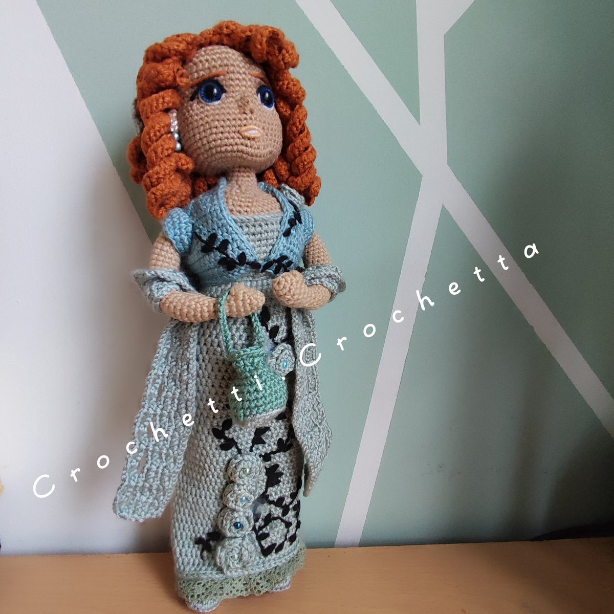 crochetti03's tweet photo. Prêt pour une soirée dans la haute société anglaise ? Pénélope, elle, ne ratera rien des derniers potins mondains. #crochet #Bridgerton #Bridgertonnetflix #Penelope #crochet #SmallBusiness https://t.co/gd5zvv4Tgl