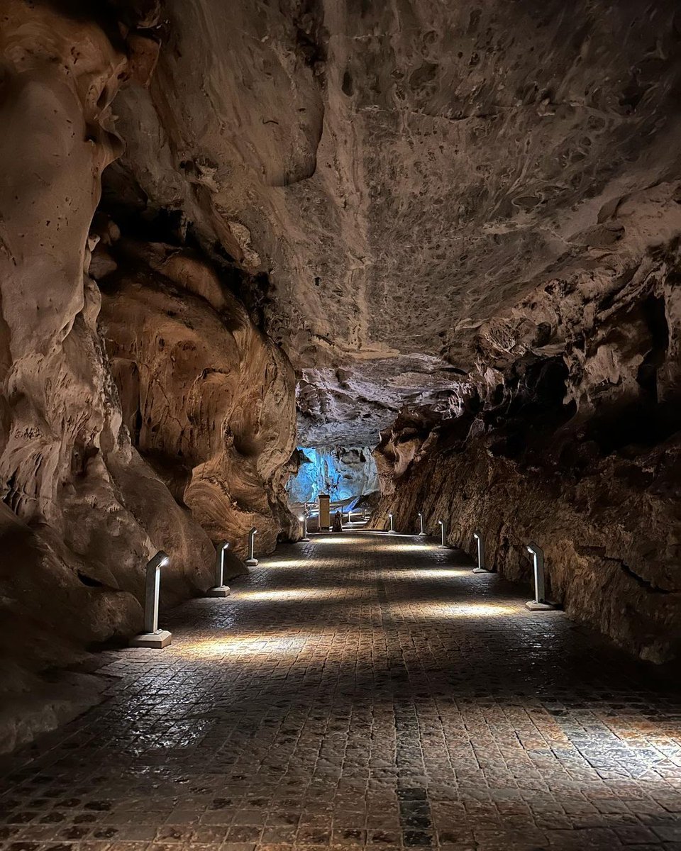 Have you visited Cango Caves, located near the town of Oudtshoorn in the Western Cape province? 😮

This post was one of your favourites this year, coming in at #12 in our countdown of your top 15 South Africa posts! 🎉🇿🇦 

📸 I/G 7assaant.