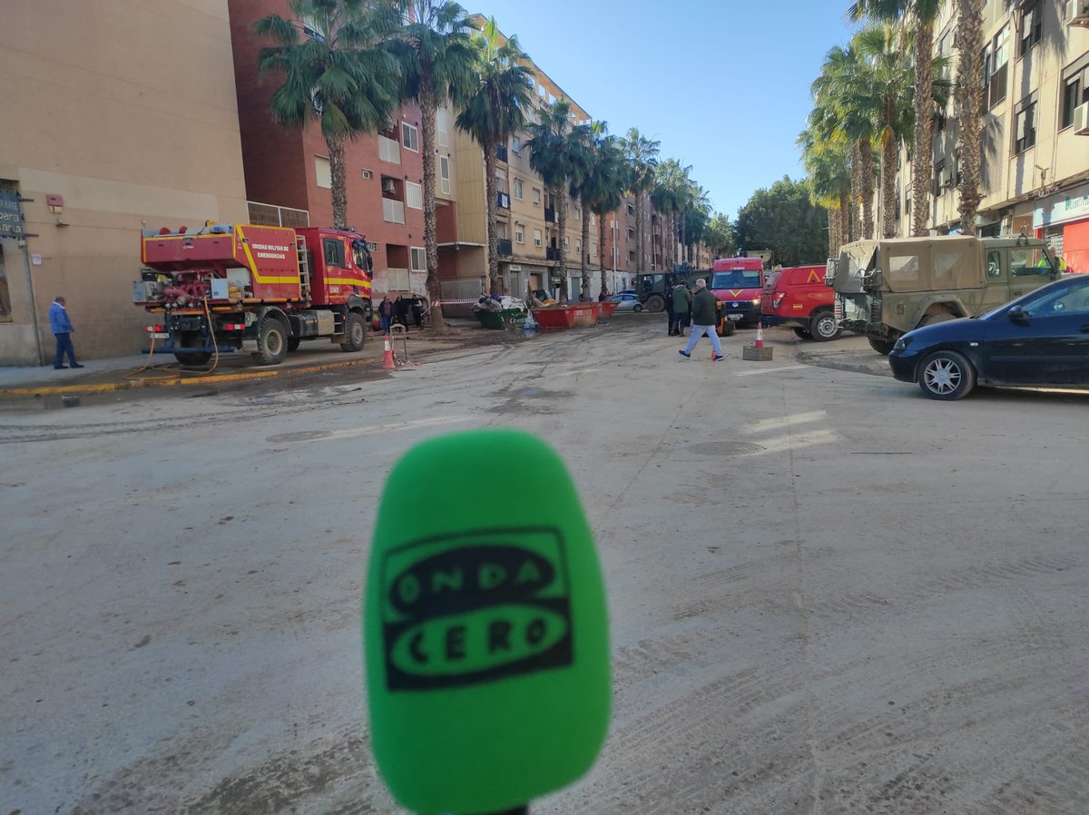 ocvalladolid's tweet photo. 🔴 Todo listo para arrancar en unos minutos el especial #MasdeUnoCyL con @Raulrodcua desde Catarroja una de las zonas afectadas por la #DanaValencia

👉Hablaremos con policías, militares y ciudadanos de Castilla y León que viven o que se han trasladado a Valencia 

⏰ 12.20h. https://t.co/j0lzBqod6z