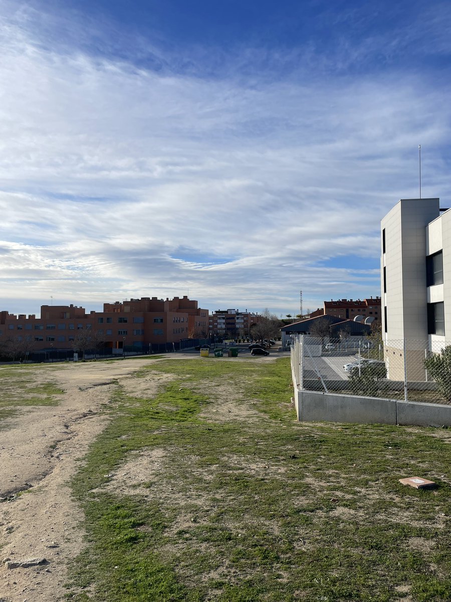 ArroyoMejora's tweet photo. En 2018 se anunció un parking de 200 plazas detrás del nuevo centro de salud, que serviría además para dejar el coche y coger el bus. En 2021 @anamillanpp dijo que se haría tras la obra, que se terminó en 2022.A unos días de 2025 es aún un descampado @Arroyomolinos @LuisQuirogaT https://t.co/H77fsIeELp