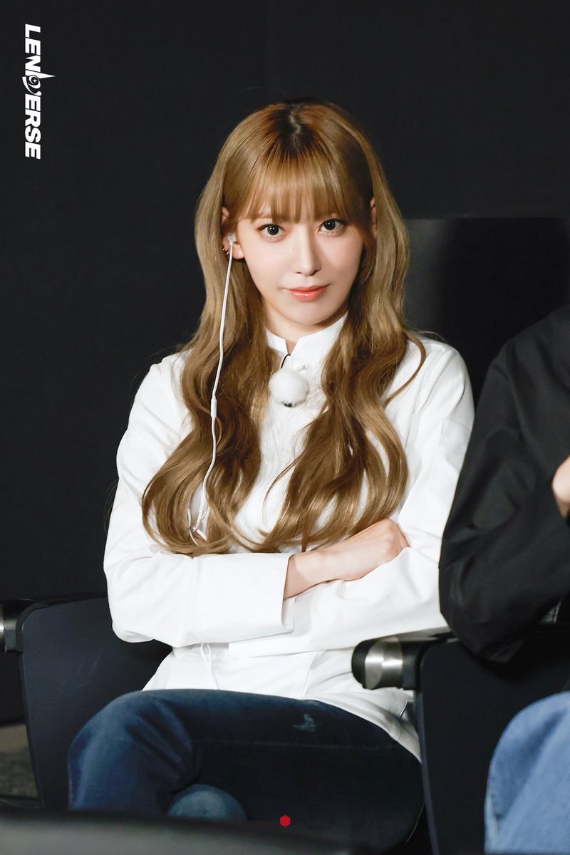 241209 | PHOTO LESSERAFIM Weverse update with @39saku_chan #사쿠라