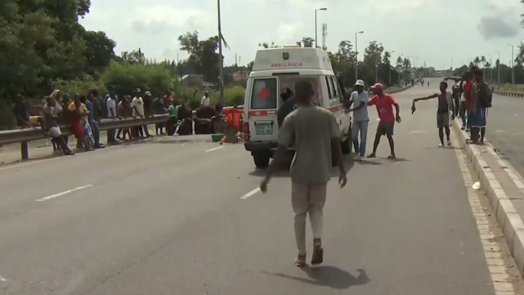 opaisonline's tweet photo. Sociedade
Circulação de viaturas condicionada em Maputo
#protestosposeleira #transitodeviaturas #opaisonine #opsid #gtiposoico
https://t.co/Ti4rHNht38 https://t.co/kQbo05Ckwy