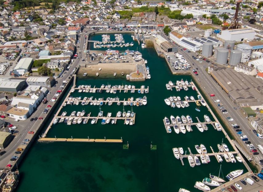 🌊 Storm Darragh certainly made its presence felt this weekend! With conditions now easing, we kindly remind berth holders to check on their vessels and re-secure any loose or damaged lines. #safeanchorage #stormready #marinecheck