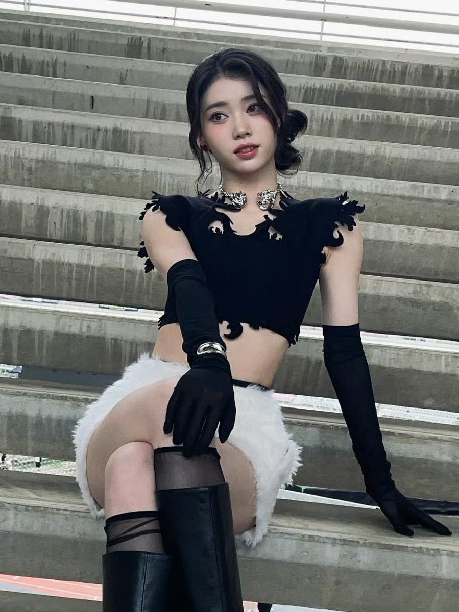 xiaotiig's tweet photo. ⭑𓂃 𝔼𝕝𝕖𝕘𝕒𝕟𝕔𝕖 𝕚𝕤 𝙝𝙚𝙧.  🖤 https://t.co/kaSbkzqt1M